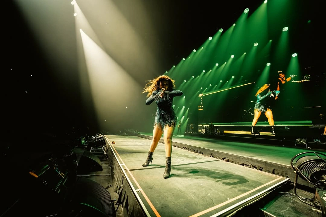 Sunidhi Chauhan headlining arena concert on green-lit catwalk stage — TKC Talent booking