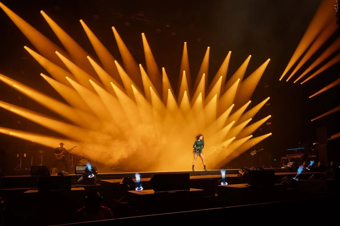 Sunidhi Chauhan live concert with sunburst stage lights — book Bollywood singer via TKC Talent