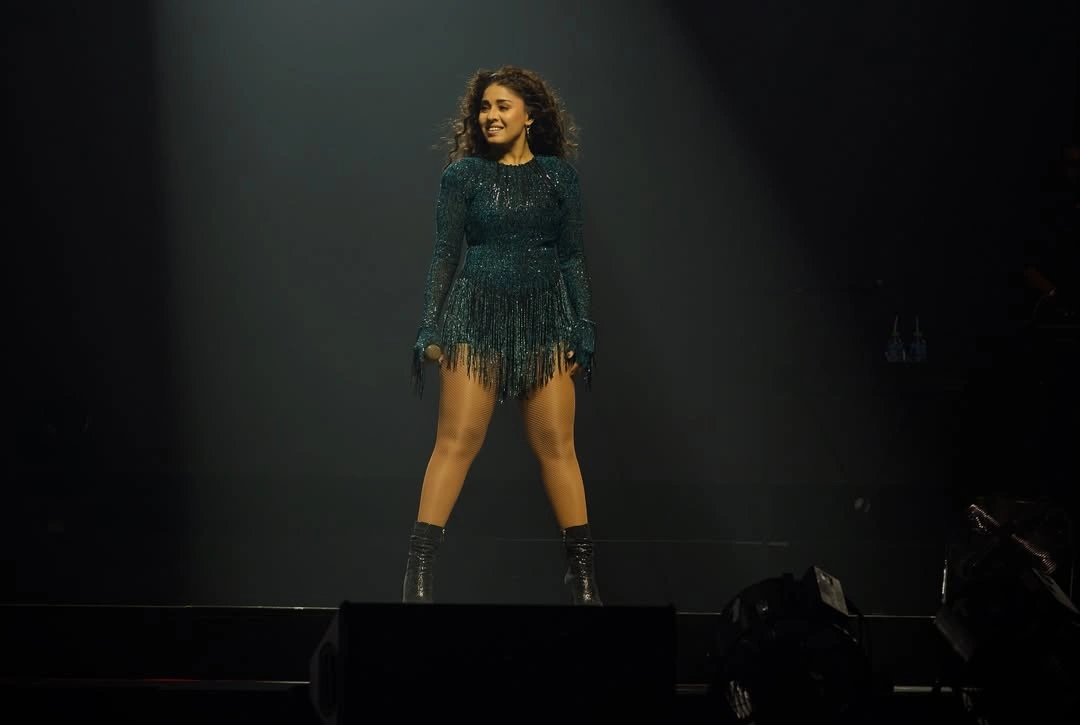 Sunidhi Chauhan on stage in teal sequin outfit — book India's top Bollywood playback singer via TKC Talent